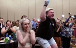 Des défenseurs du droit à l'avortement,  Alie Utley et Joe Moyer, fêtent leur victoire dans un référendum au Kansas le 2 août 2022