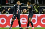 L'attaquant du PSG Kylian Mbappé (g) auteur d'un doublé, aux côtés de Presnel Kimpembe, contre l'OM le 27 octobre 2019 au Parc des Princes