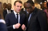 Le président français Emmanuel Macron (C-G) s'entretient avec son homologue sénégalais Macky Sall après son arrivée à Dakar le 2 février 2018