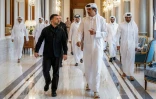 photo diffusée par le Diwan Amiri du Qatar montrant l'émir du Qatar, Cheikh Tamim ben Hamad Al-Thani, et le président ukrainien Volodymyr Zelensky au palais de Lusail à Doha, le 28 mars 2026