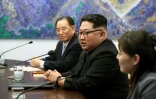 Kim Jong Un parle avec Moon Jae-in (non visible) pendant le sommet intercoréen à la Maison de la Paix, le 27 avril 2018 à Panmunjom