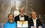 Michael Haneke (C), Emmanuelle Riva (G) et Jean-Louis Trintignant pour Amour palme d'or à Cannes, 27 mai 2012