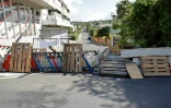 Une rue bloquée par un barrage le 23 mai 2024 à Nouméa