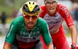 Le sprinter italien Sonny Colbrelli devant le Français Anthony Perez lors de la 9e étape du Tour de Frande entre Cluses et Tignes, le 4 juillet 2021  
