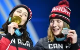 Les Canadiennes Kelsey Serwa (g) et Brittany Phelan, médaillées d'or et d'argent, en skicross, à Pyeongchang, le 23 février 2018