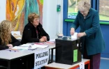 Une femme place son bulletin dans l'urne à Castlebar, dans l'ouest de l'Irlande, le 26 février 2016