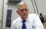 Le secrétaire américian à la Défense, Jim Mattis, à bord de son avion lors d'une tournée au Moyen-Orient, le 20 août 2017
