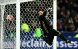 Le gardien russe Juri Lodykin rate le coup franc de Dimitri Payet lors du match amical au Stade de France, le 29 mars 2016