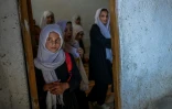 Des écolières réunies dans leur école de Kaboul le 15 septembre 2021