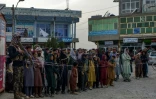 Des Afghans font la queue dans la ville de Sharan  pour donner leur sang pour les victimes du séisme qui a frappé le sud-est du pays, le 22 juin 2022