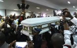 Le cercueil de Papa Wemba lors d'une cérémonie le 27 avril 2016 à Abidjan