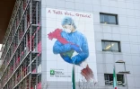 Fresque murale de l'artiste Franco Rivolli Art, sur le mur de l'hĂ´pital Pape Jean-23 de Bergame, dans le nord de l'Italie, le 16 mars 2020