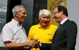 Les légendes du cyclisme Federico Bahamontes (g) et Raymond Poulidor, avec le président français François Hollande lors d'une étape à BagnÚres-de-Bigorre, pendant la 100e édition du Tour de France en 2013