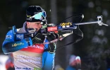 Le Français Emilien Jacquelin, sur le pas de tir lors de la poursuite aux Championnats du monde de biathlon, le 14 février 2021 à Pokljuka (Slovénie)