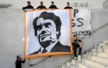 Des supporters marseillais deploient une banderole pour rendre hommage à Bernard Tapie décédé dimanche 3 octobre 
