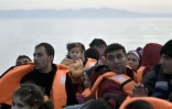 Des migrants et des réfugiés arrivent en canoë sur l'île grecque de Lesbos depuis la Turquie, le 23 février 2016 à Mytilene