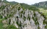 Vue aérienne du massif karstique de Phnom Proek, dans la province de Battambang, au Cambodge, où des zoologues recherchent de nouvelles espèces, le 22 juillet 2025