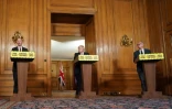 Photo fournie par les services officielles de la conférence de presse tenue depuis le 10 Downing Street du Premier ministre Boris Johnson (c) avec deux conseillers médicaux scientifiques Chris Whitty (g) et Patrick Vallance (d), le 11 mai 2020