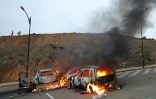 Des voitures brûlent à la suite d'affrontements près de la ville marocaine de Fnideq, située à la frontière avec l'enclave espagnole Ceuta, le 31 juillet 2026