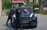 Des policiers placent des drapeaux iraquiens sur leur véhicule à Bagdad le 29 septembre 2026