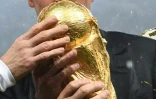 Didier Deschamps embrasse la Coupe du monde après la victoire des Bleus en finale contre la Croatie le 15 juillet 2018 à Moscou