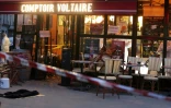 La police scientifique dans le café Comptoir Voltaire à Paris le 14 novembre 2015 après les attentats 