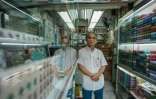 L'artisan Cheung Shun-king, qui confectionne à la main des tuiles de mah-jong, dans son atelier à Hong Kong, le 6 juillet 2022