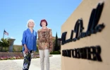 Kyle Johnson (à droite) et MaryLou Molinaro, fondatrices d'un club de cannabis en Californie, près de San Francisco, le 21 juin 2018