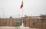 Le drapeau malien est hissé lors du transfert à l'armée malienne de la base militaire de l'opération Barkhane, le 14 décembre 2021 à Tombouctou 