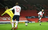 L'attaquant du PSG Neymar (d) marque le 3e but de son équipe sur le terrain de Manchester United en Ligue des champions, le 2 décembre 2020 à Old Trafford