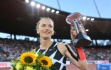 La perchiste russe Anzhelika Sidorova savoure son triomphe aux finales de la Ligue de diamant à Zurich, le 9 septembre 2021 