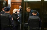 L'opposant russe Alexeï Navalny (d) avec ses avocats au tribunal de Moscou, le 2 février 2021