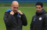 Mikel Arteta échange avec l'entraîneur Pep Guardiola, dont il est le premier adjoint à Manchester City, le 30 septembre 2019 au centre d'entraînement du club