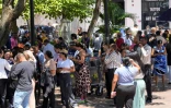 Des personnes évacuées d'un immeuble rassemblées sur une place après qu'un violent séisme a frappé le Panama, le 9 octobre 2026 à Panama City 