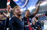Les attaquants brésilien et français du Paris-SG, Neymar (g) et Kylian Mbappe, fêtent la victoire de leur équipe face à Liverpool, lors de la phase de groupes de la Ligue des champions au Parc des Princes, le 28 novembre 2018