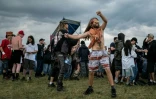 Des participants à une free party sur un site militaire à Cornusse, près de Bourges, le 1er mai 2026 dans le Cher