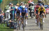 Le Belge Jasper Philipsen, son coéquipier néerlandais Mathieu Van Der Poel et le Belge Wout Van Aert épaule contre épaule alors que l'Allemand John Degenkolb a chuté durant Paris-Roubaix le 9 avril 2023