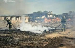 Photo prise et publiée par le service d'urgence de l'État ukrainien, le 9 juillet 2025, de pompiers éteignant un incendie après une attaque russe dans la région de Kiev
