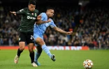 Le milieu de terrain espagnol du Sporting Lisbonne, Pedro Porro, à la lutte avec l'attaquant brésilien de Manchester City, Gabriel Jesus, lors du 8e de finale retour de la Ligue des Champions, le 9 mars 2022 à l'Etihad Stadium