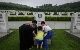 Une famille dépose des fleurs sur la tombe d'un soldat nord-coréen mort pendant la guerre de Corée, le 27 juillet 2018.