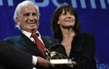 L'acteur français Jean-Paul Belmondo, accompagné de Sophie Marceau, reçoit un Lion d'or pour l'ensemble de sa carrière à la Mostra de Venise, le 9 septembre 2016