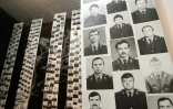 Photos des "liquidateurs" décédés - soldats, pompiers, civils appelés pour éteindre l'incendie - sur les murs du Musée de la catastrophe de Tchernobyl à Kiev le 18 avril 2006