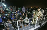 Des migrants arrivent à une base navale après avoir été secourus en mer, le 24 juin 2018 à Tripoli, en Libye