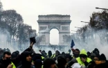 Les Champs-Elysées le 8 décembre 2018, lors de l'acte IV du mouvement des "gilets jaunes"
