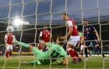Le gardien de but autrichien Patrick Pentz détourne le ballon repris de la tête par l'attaquant français Karim Benzema, lors de leur match de Ligue des nations, le 10 juin 2022 au Stade Ernst Happel à Vienne
