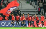 L'attaquant de Lille Loïc Rémy (g) ouvre le score lors de la victoire 5-0 sur Lille en 34e journée de L1 le 28 avril 2019
