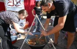 Des personnes préparent un plat à base de paprika lors de la foire annuelle de Kalocsa, dans le sud de la Hongrie, le 19 septembre 2026
