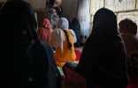 Des jeunes filles étudient dans une école clandestine, en Afghanistan, le 24 juillet 2022