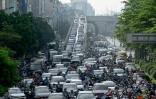 Engorgement dans une rue de Hanoi, le 17 juillet 2025 