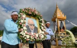 Le portrait de l'idéologue des Khmers rouges Nuon Chea est porté lors de ses funérailles le 9 août 2019